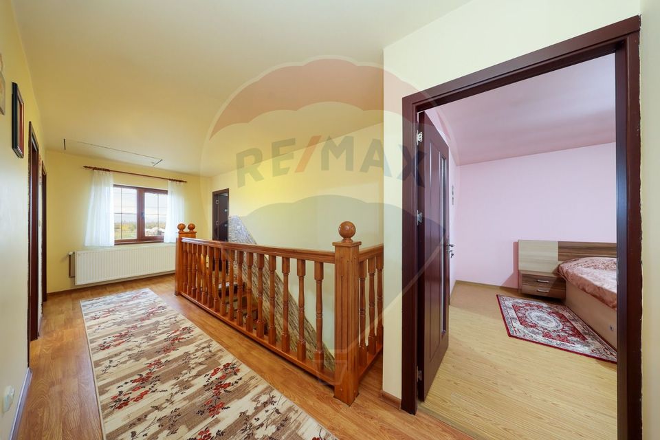 Casă 4 camere, mobilata si utilata, 2 389 m². teren, Sanpetru!