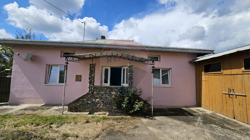 Casă  cu 3 camere, teren intravilan de 1300mp în Ipotești Tișăuți, SV