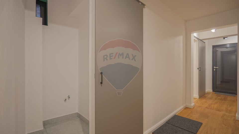 Investiție: apartament renovat în două studiouri separate, Schei