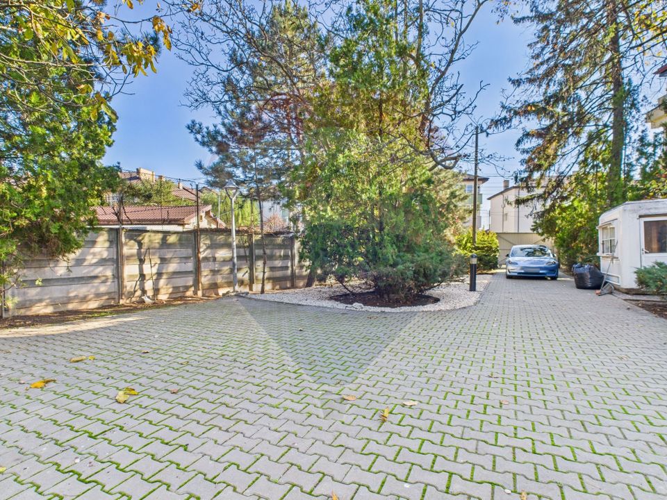 Spectacular villa in Balotesti, 5000 sqm courtyard and indoor pool