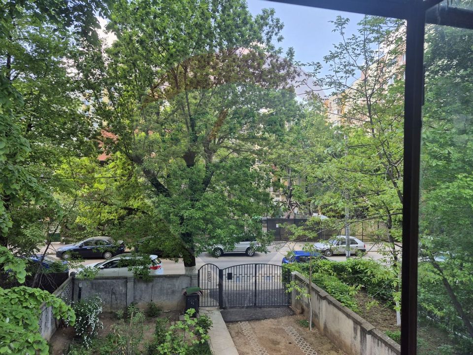 Casă / Vilă cu 11 camere de vânzare în zona Iancului