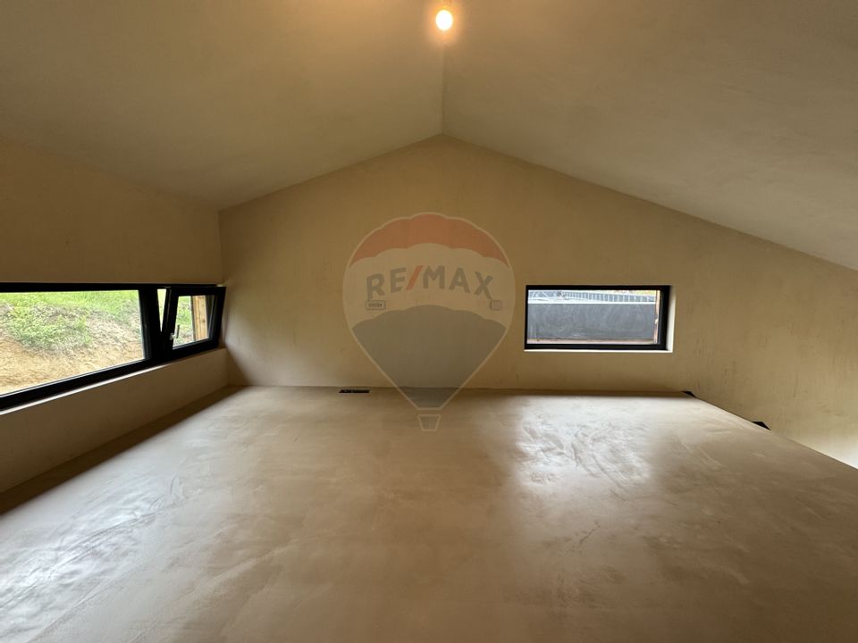 Doua case la munte, cu vedere superba, localizate in Poiana Marului