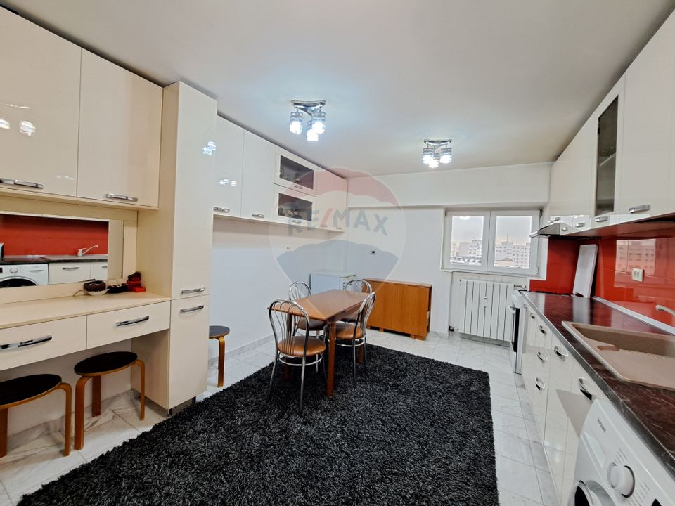 Apartament spatios cu 4 camere de vanzare pe Bdul Decebal