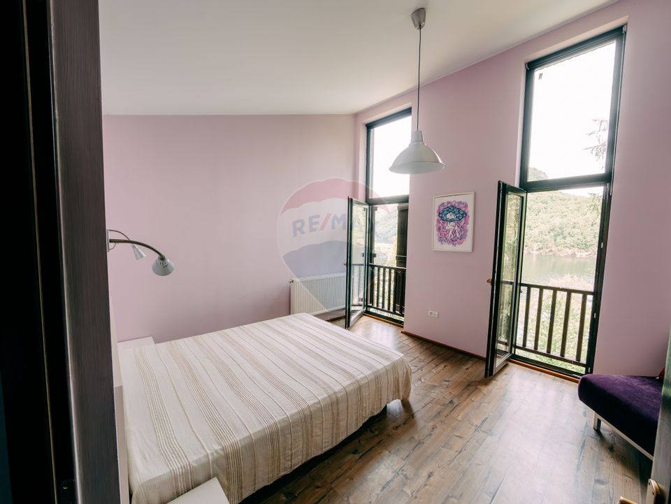 Vanzare casa de vacanta cu ponton privat la lac Tarnita