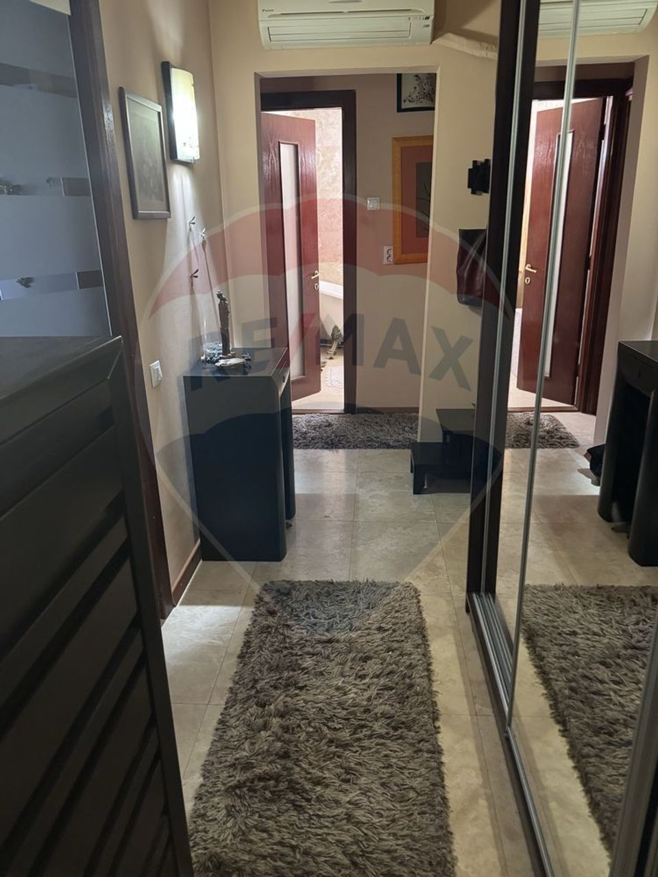 Apartament cu 3 camere de vânzare în zona Rovine