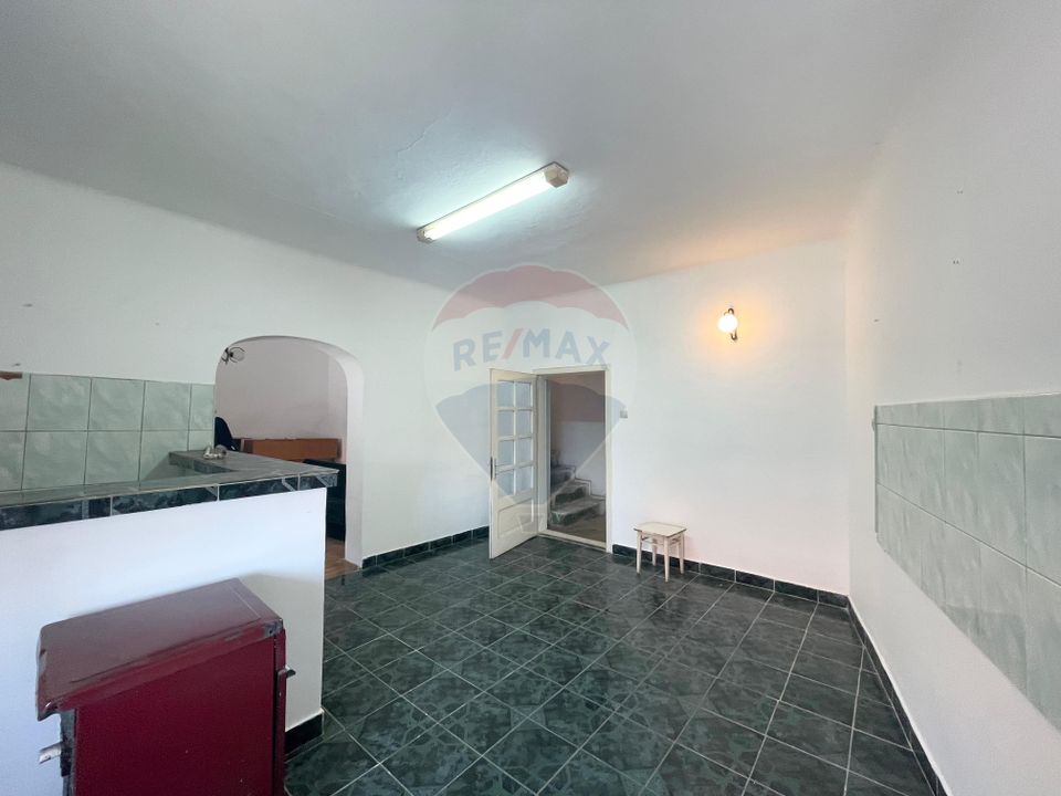 Casă cu 3 camere de vânzare în zona centrala comison 0%