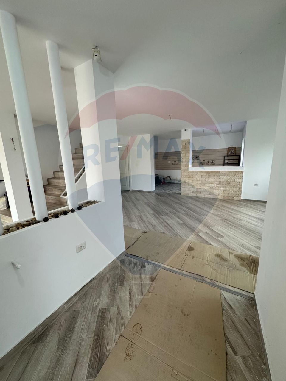 Casă / Vilă cu 8 camere de vânzare în zona Est