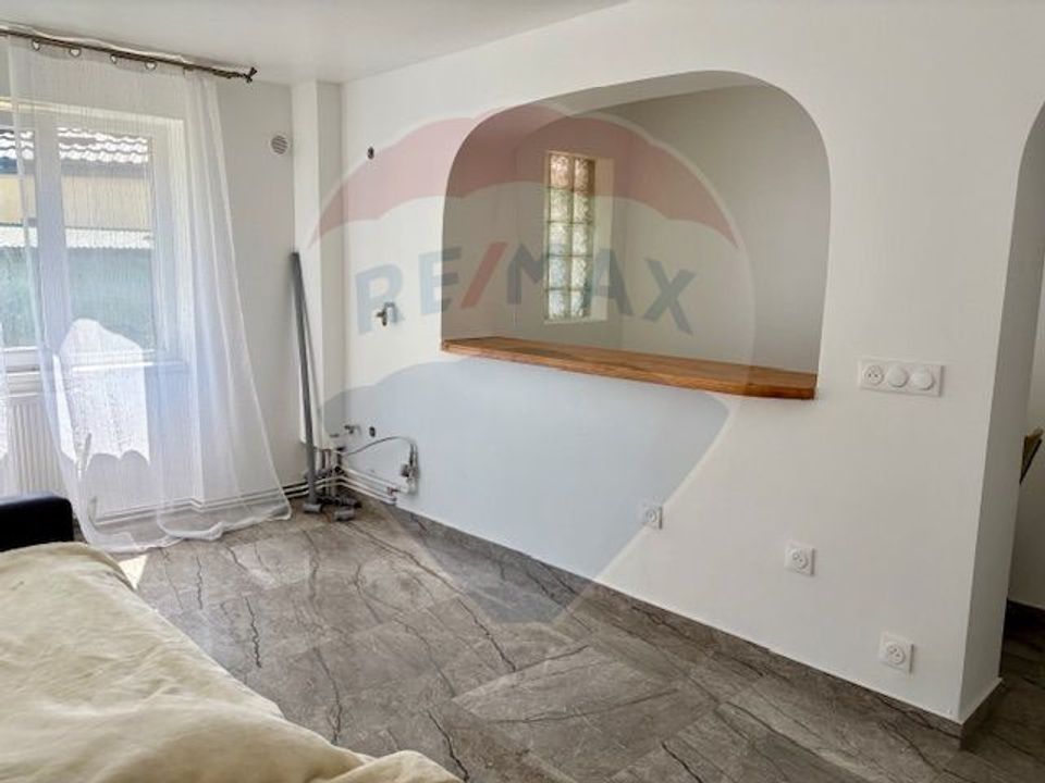 Apartament cu 3 camere de vânzare în zona Est
