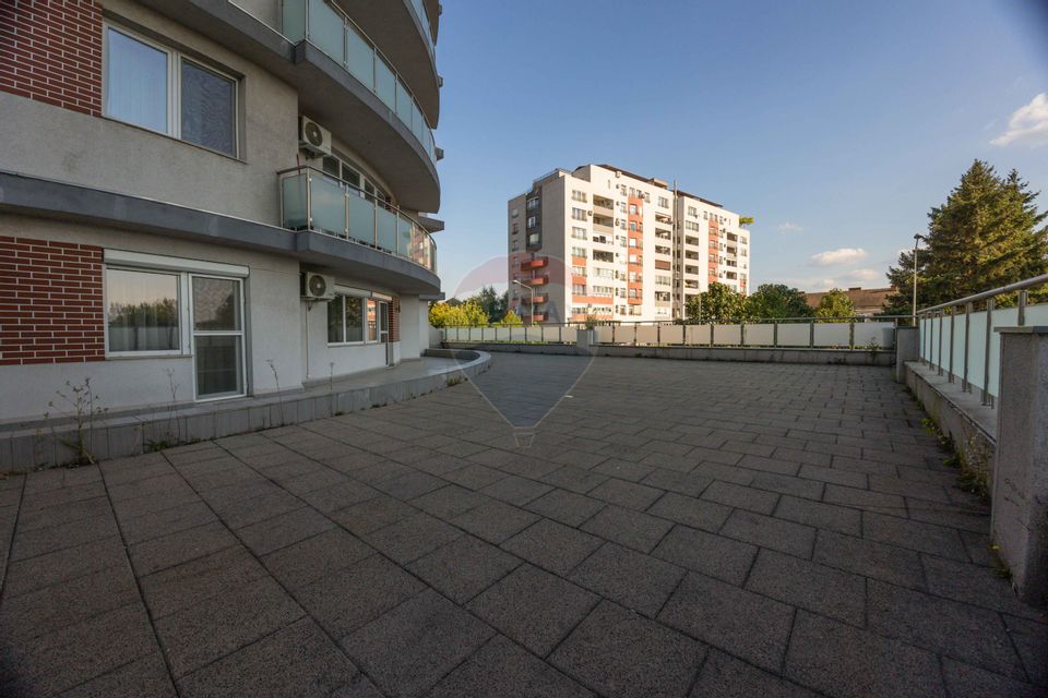 Apartament cu terasa mare 3 camere in cartierul Luceafărul, de vânzare