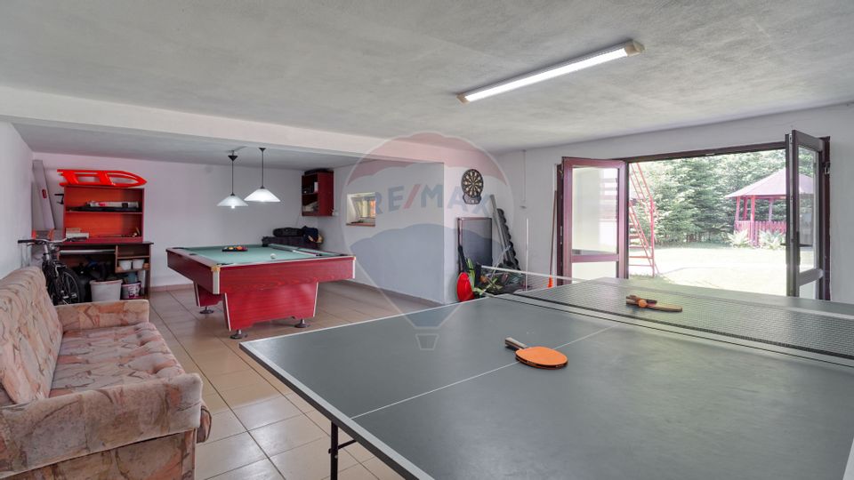 Casă / Vilă cu 8 camere de vânzare în zona Valea Rasnoavei