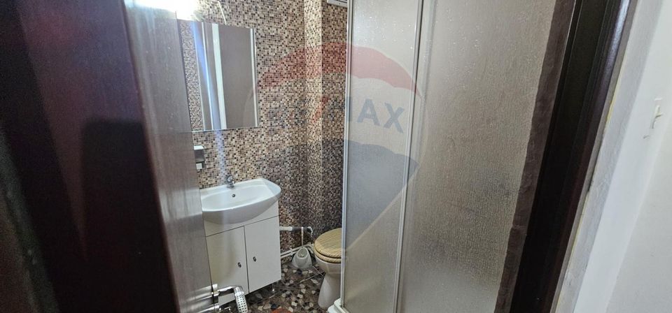 Apartament cu 4 camere de vânzare în Comănești/ Bacău.