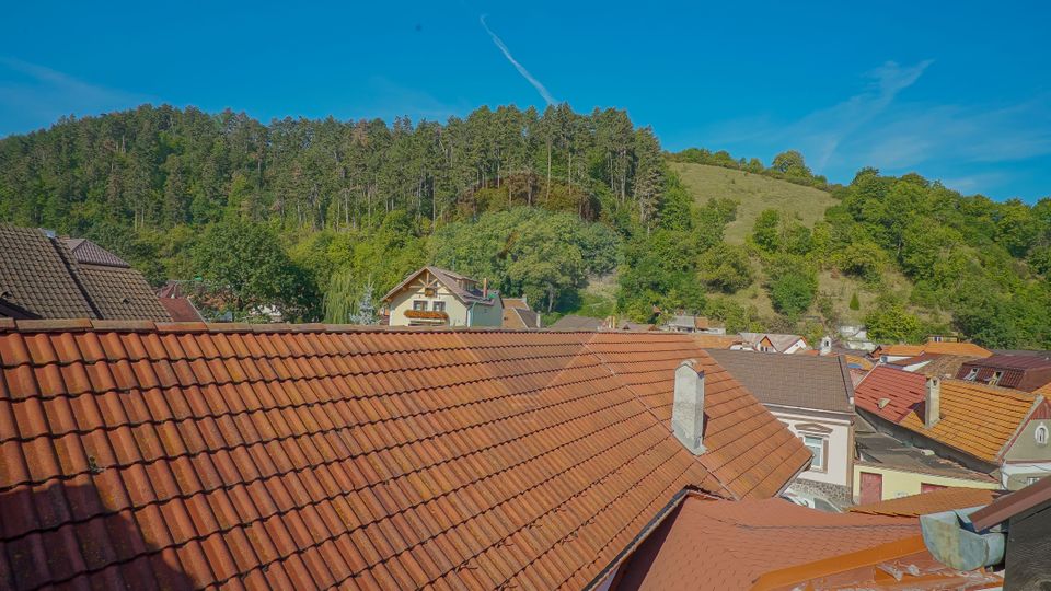 REZERVATA! Vilă impozantă, cu două apartamente și mansardă, Schei