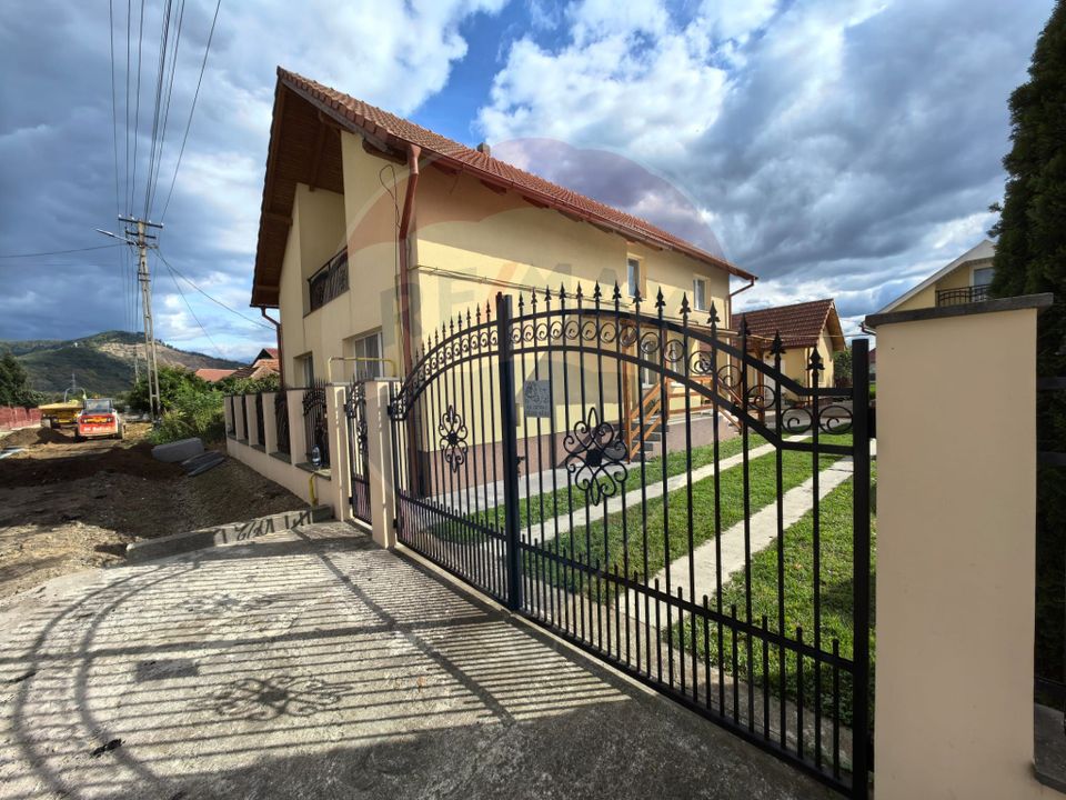 Casă spațioasă cu garaje în Seini | De Vanzare |