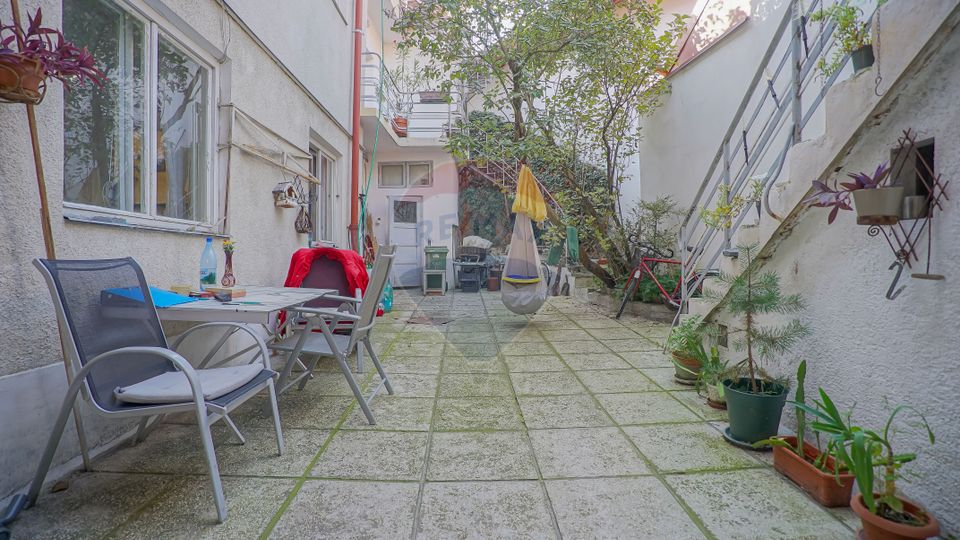 REZERVATA! Vilă impozantă, cu două apartamente și mansardă, Schei