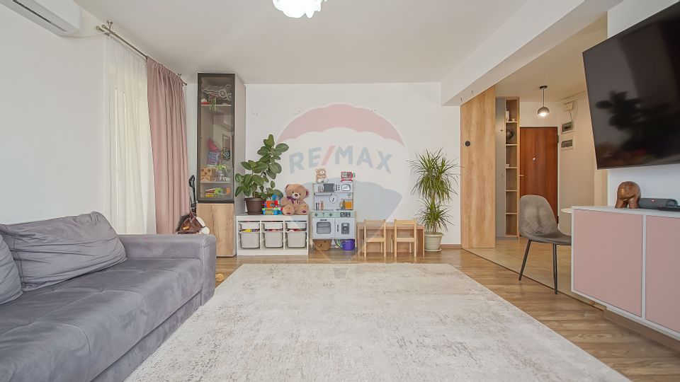 Apartament cu 2 camere și boxă de vânzare la Top City în Tractorul