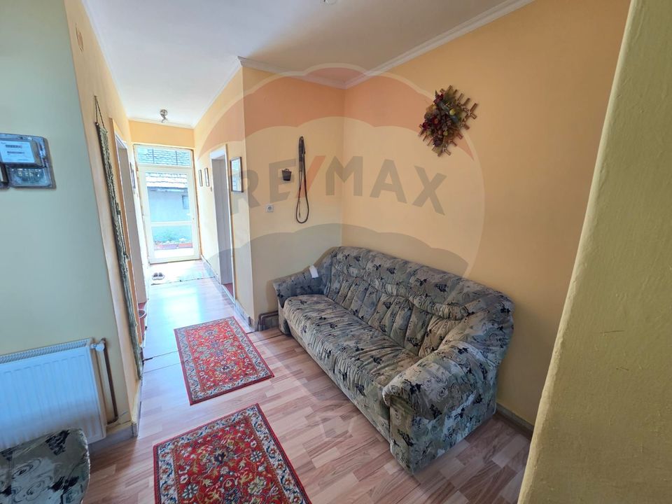 Casă cu etaj , curte proprie