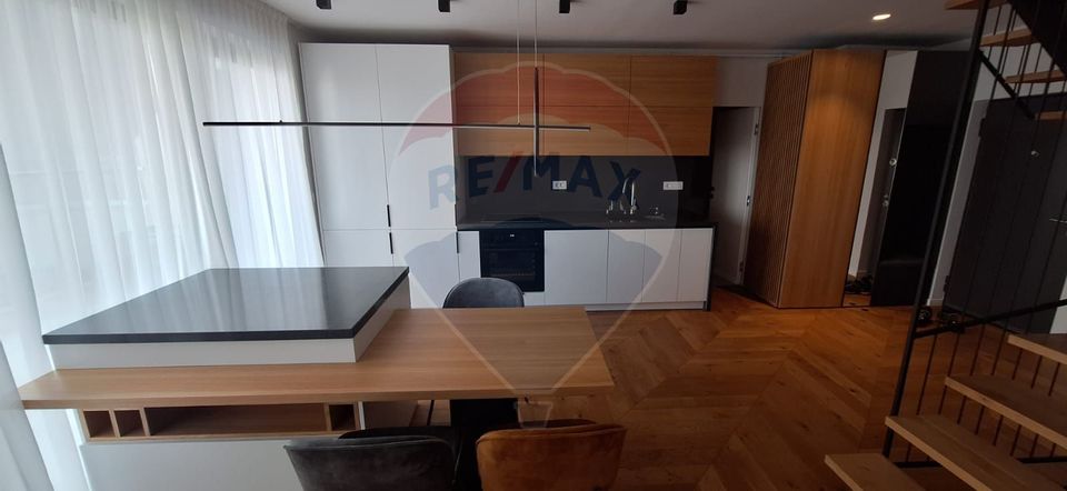 Apartament tip penthouse, 3 camere semidecomandat,  zona Bună Ziua
