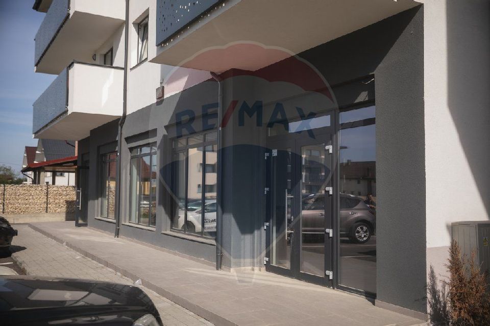 Spațiu comercial cu vitrina mare de vânzare - Strada Salciei