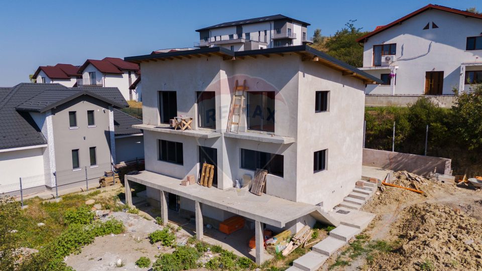 VIlă la Cheie de vânzare, 5 camere,  în Iași zona Mănăstirea Bucium