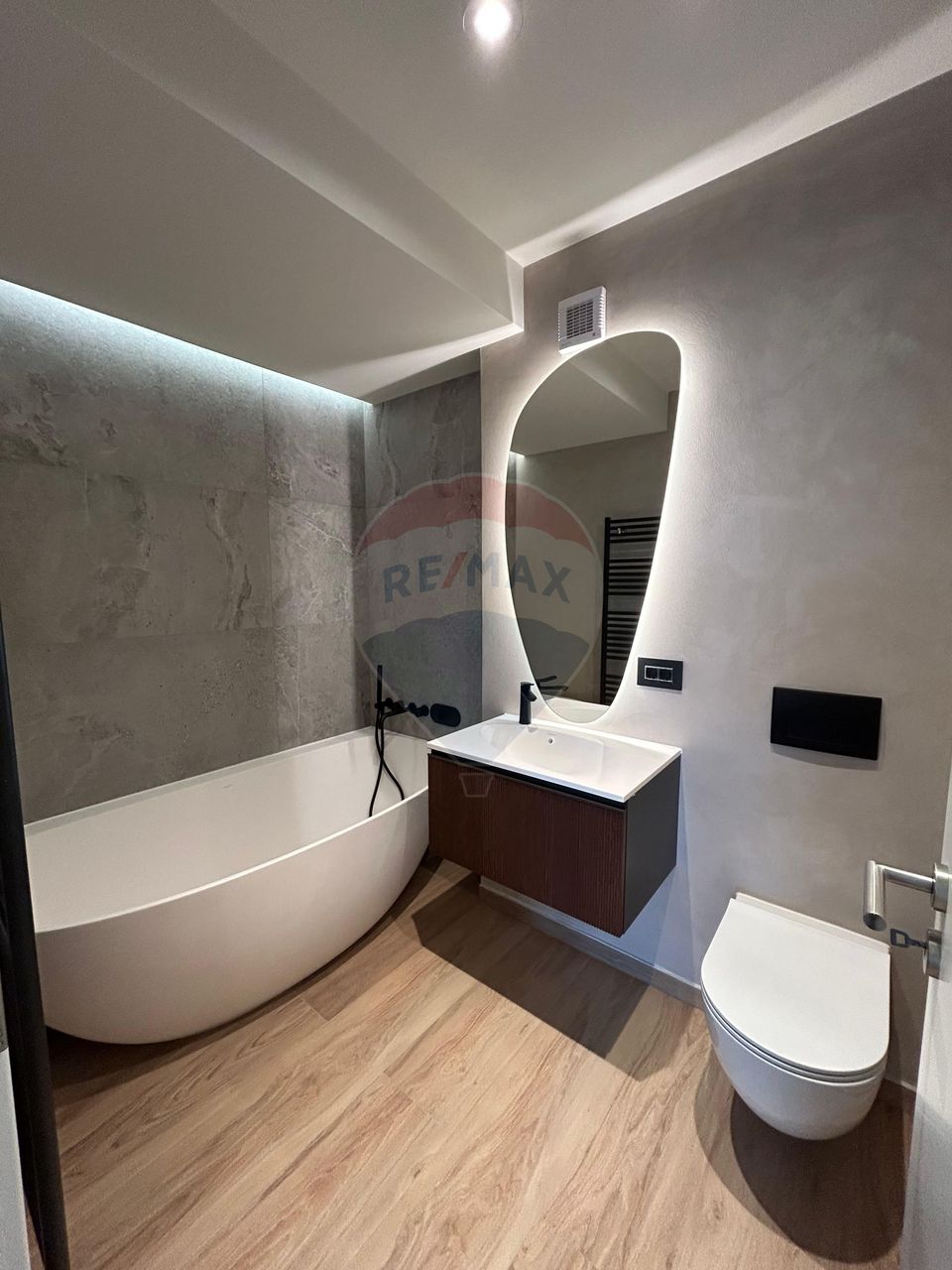 Apartament 3 camere de vânzare