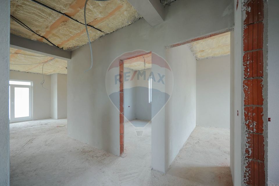 De vânzare casă semifinisată cu 3 camere, 455 mp teren, în Cihei