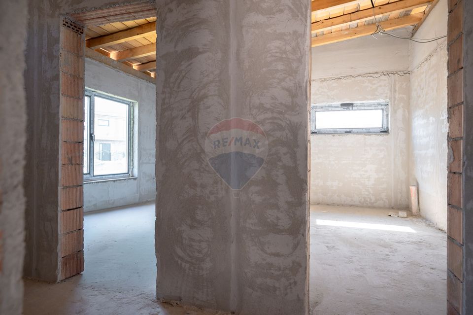 Casă cu 4 camere de vânzare, 130mp utili, teren 600mp in Harman