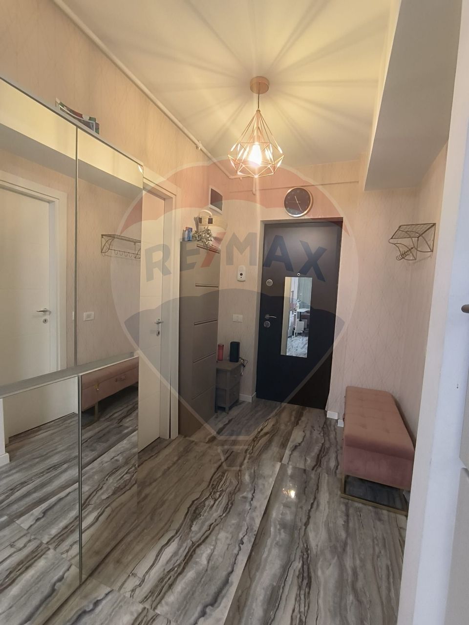 Apartament cu 3 camere de închiriat în zona Metro 1