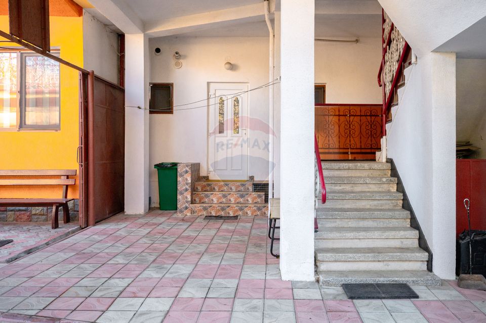 De inchiriat apartament 3 camere la casă, zona Florilor cu parcare