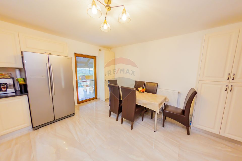 VILA CU TEREN GENEROS DE VANZARE/SCHIMB CU CASA