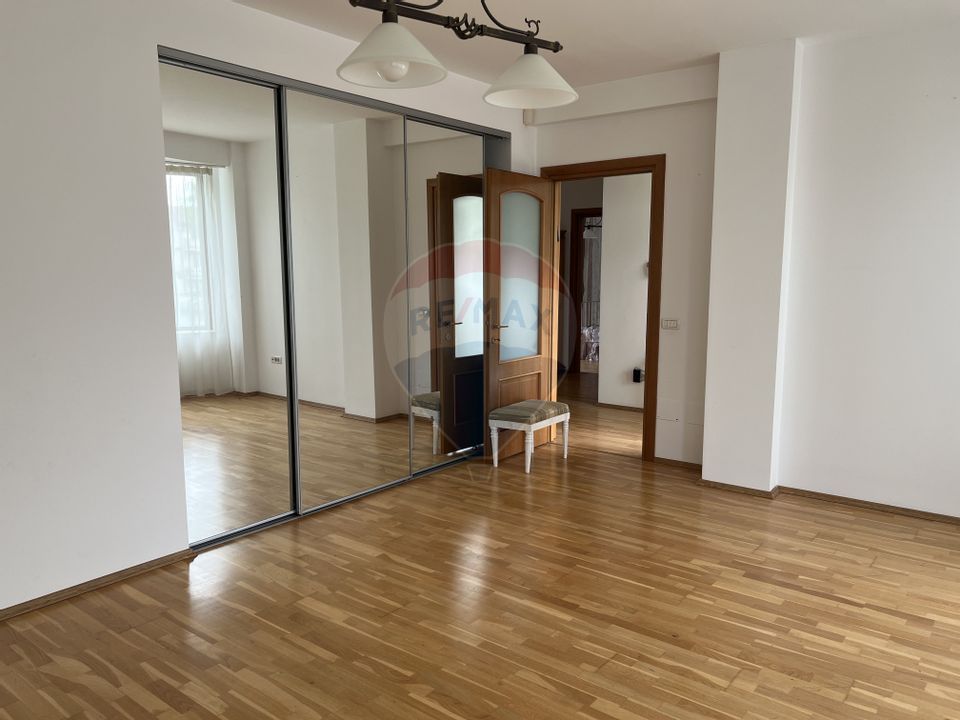 Casă / Vilă cu 5 camere de închiriat în zona Pipera