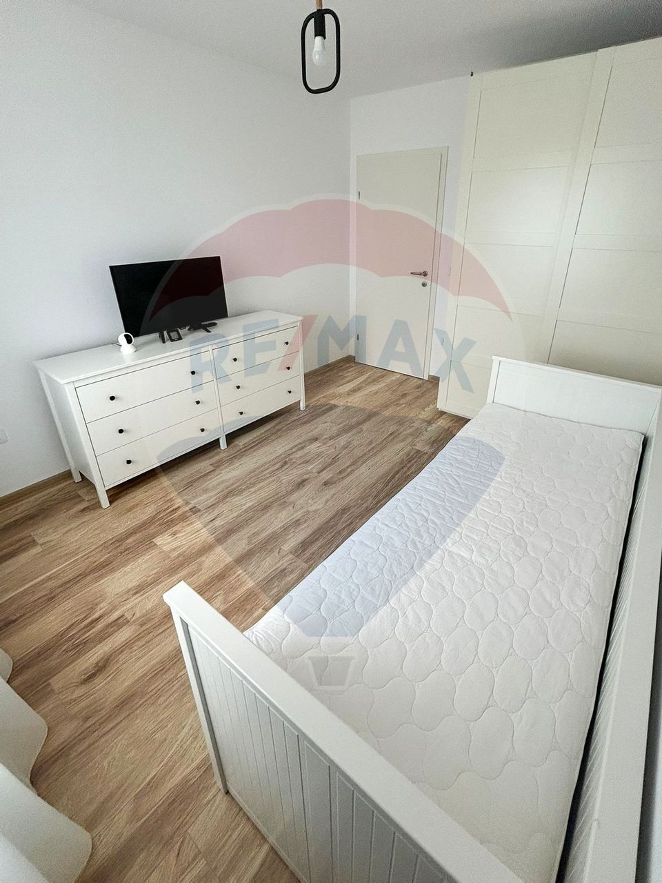 Apartament cu 3 camere de vânzare în zona Tractorul