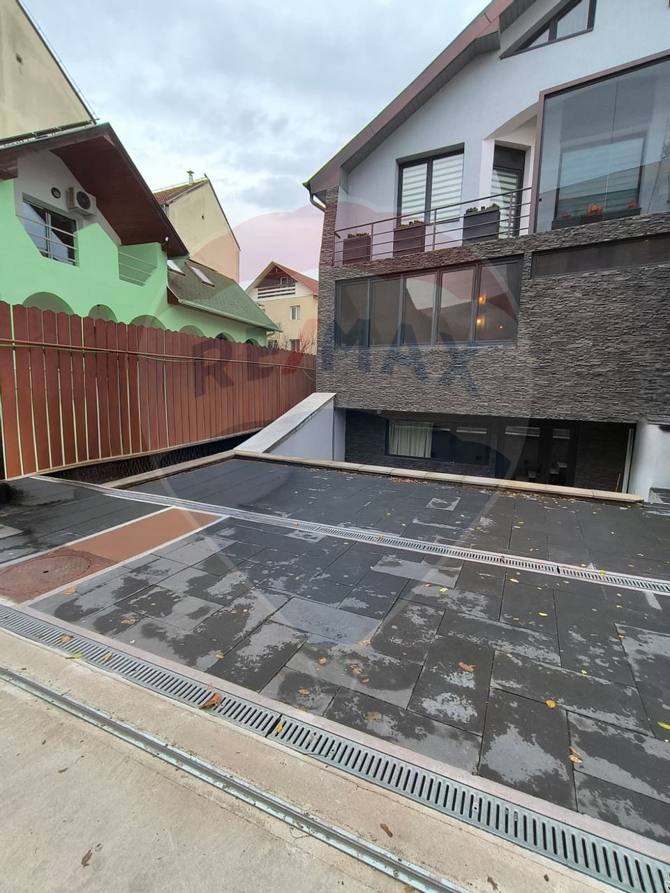 165sq.m Commercial Space for rent, Plopilor area