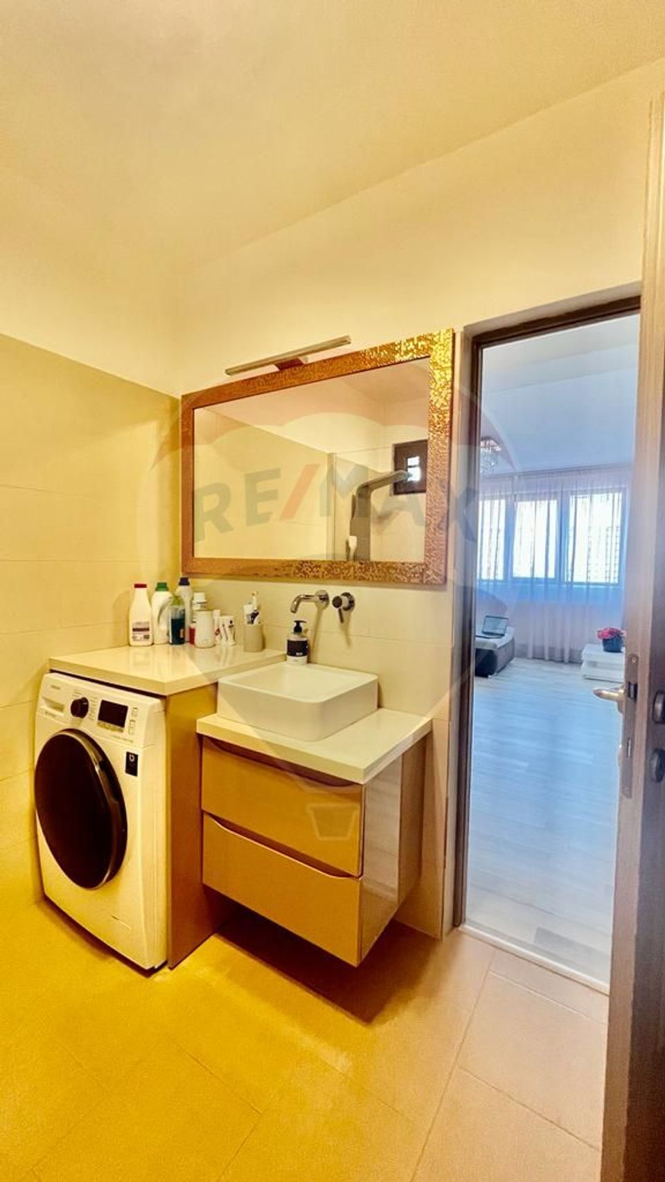 Apartament cu 3 camere si balcon - zona Bd. Laminorului