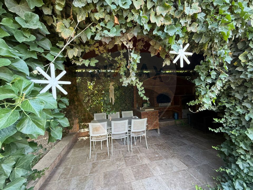 Vila cu piscina si teren 2350mp de vanzare in Mamaia Sat