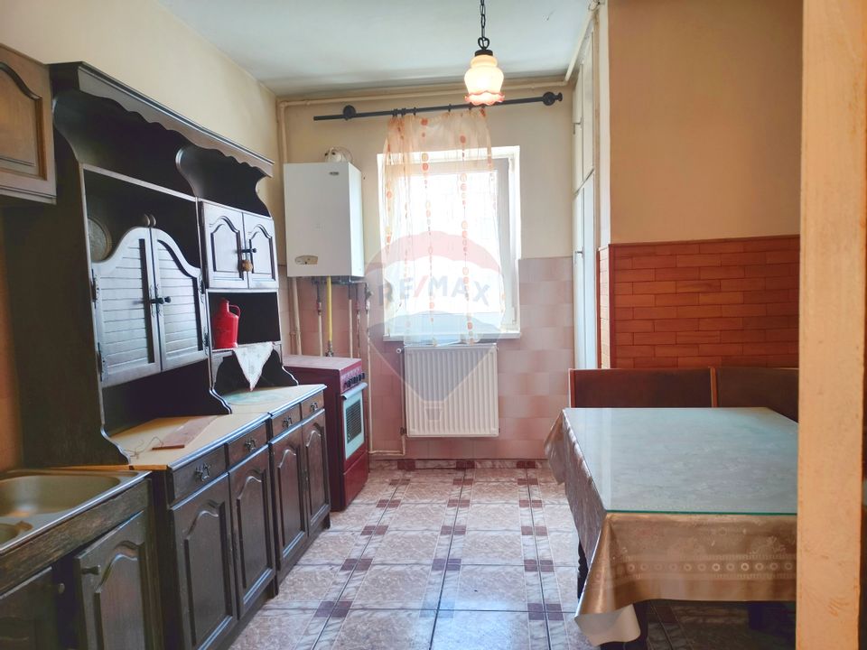 Apartament cu 3 camere de vânzare în zona Vitrometan