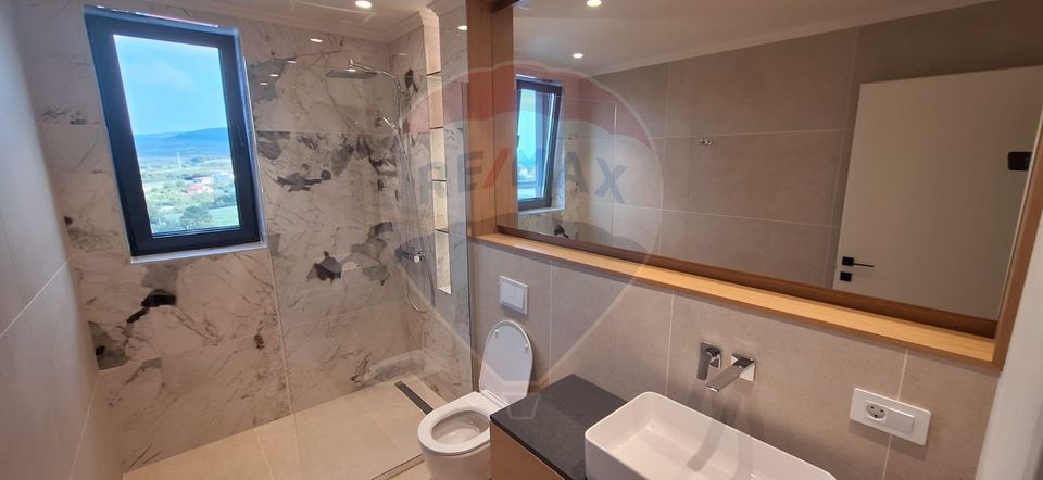 Apartament tip penthouse, 3 camere semidecomandat,  zona Bună Ziua