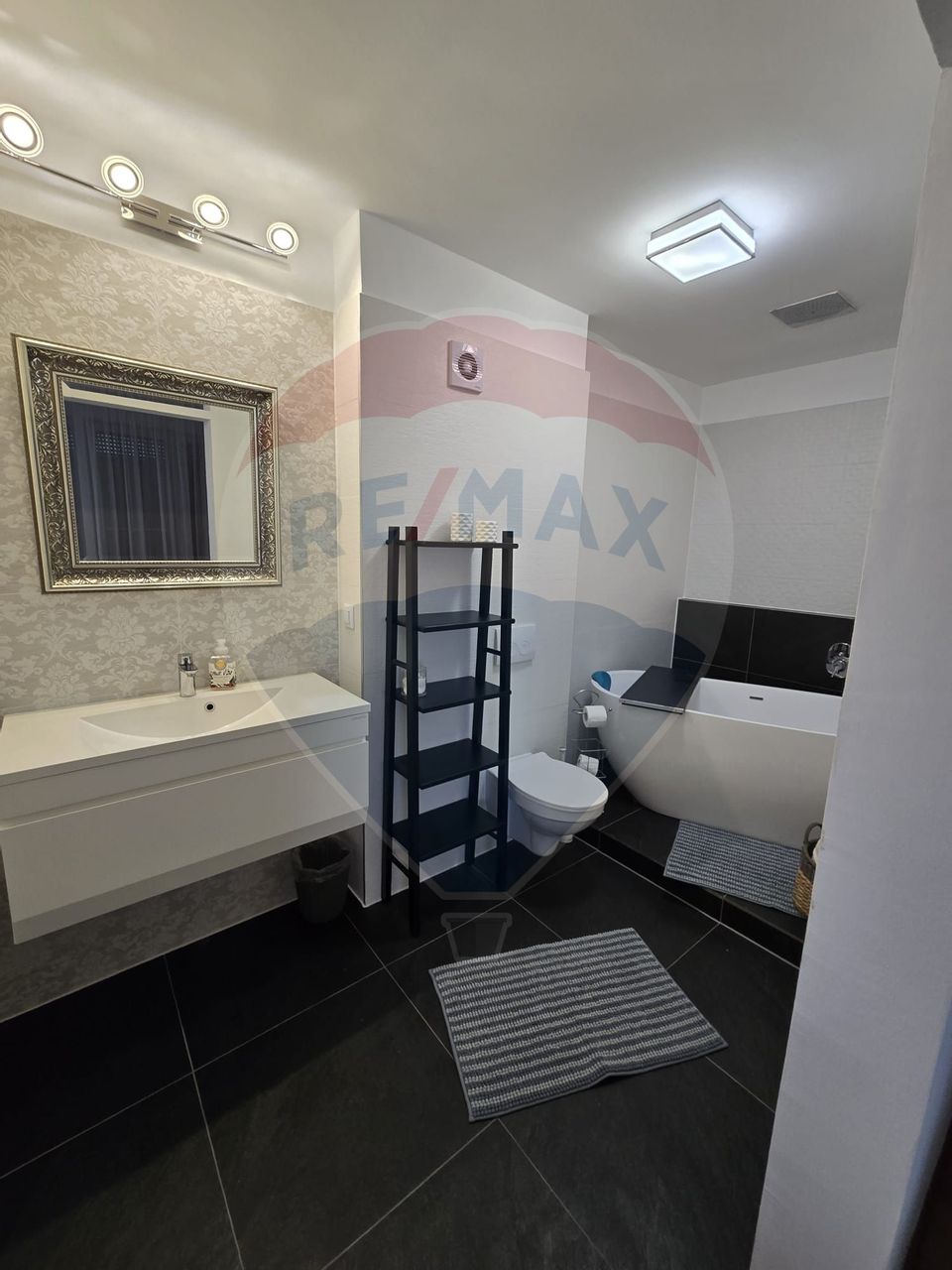 Apartament de lux cu 3 camere de închiriat
