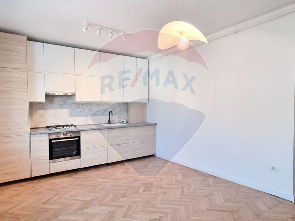 De închiriat apartament de 3 camere în Primăverii