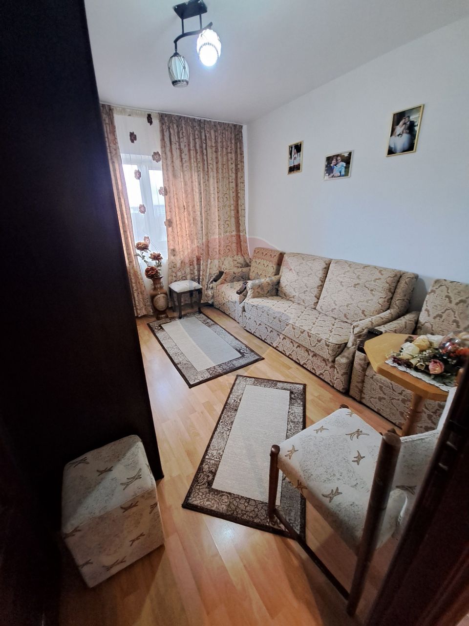 3 camere de închiriat, zona Consul