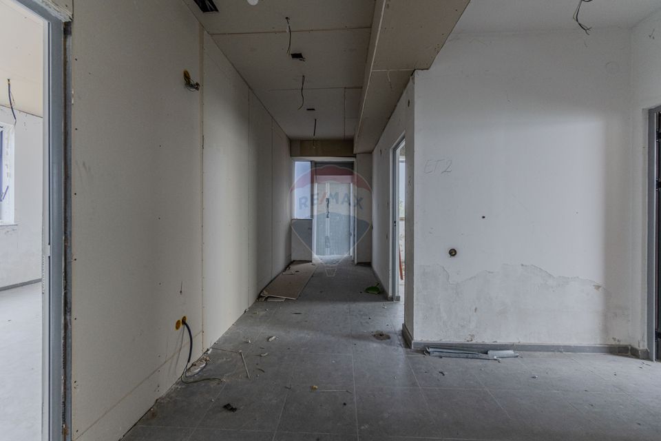 Cladire de 902 mp utili de vânzare, zona Grivitei - DN 13, COMISION 0