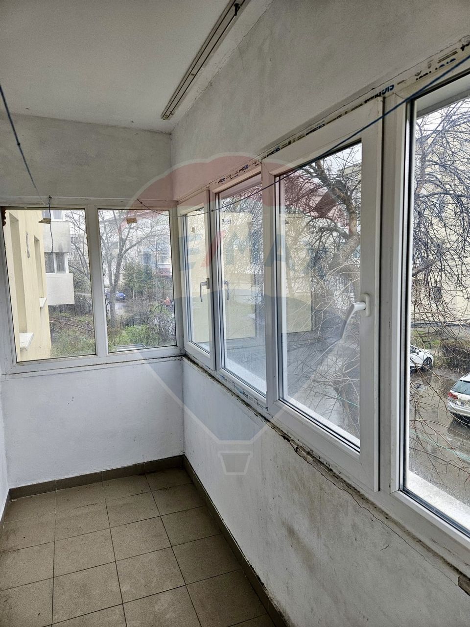 Apartament cu 2 camere decomandat de vânzare, etaj 1, zona Milcov