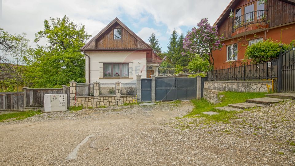 Casa individuala cu doua corpuri, teren 1000mp