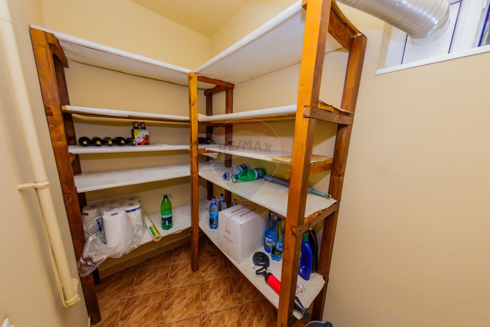 Casă cu 7 camere, 10 ari de vânzare la drumul principal cu 2 intrari