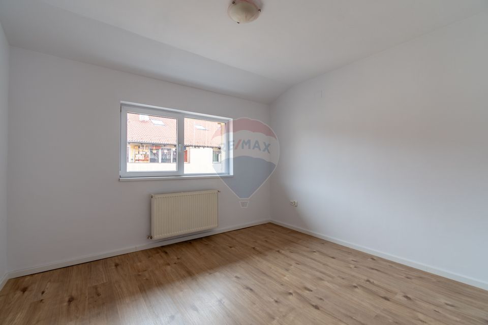 Apartament renovat cu 2 camere + loc de parcare de vanzare Floresti