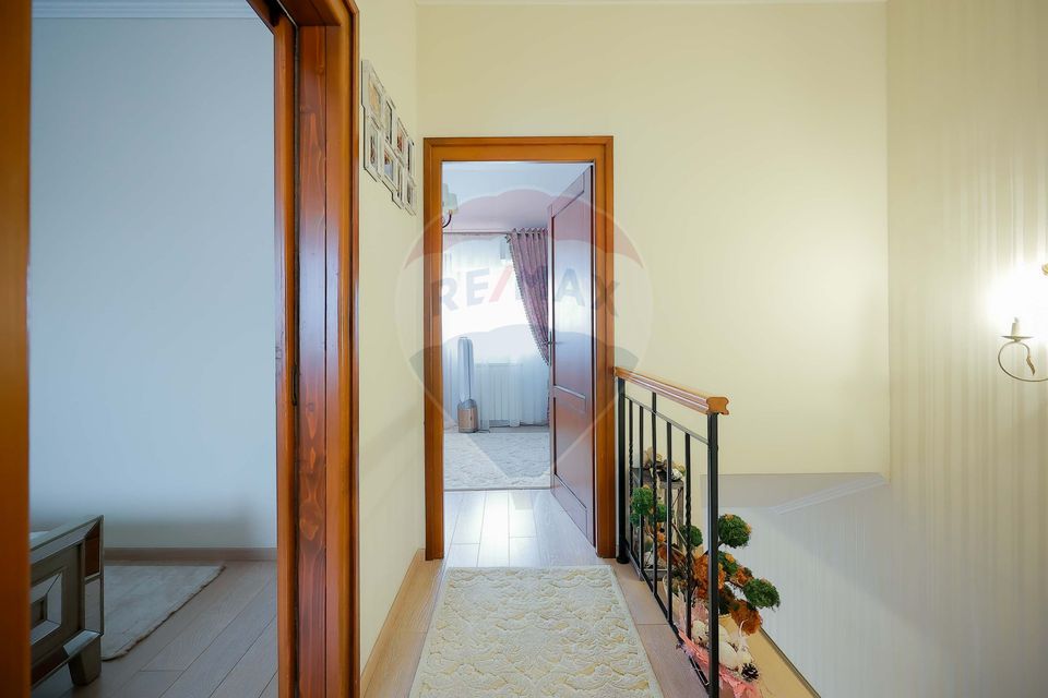 Casă de vânzare cu 4 camere în cartierul Beverly Hills, Sânmartin