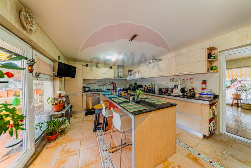 Vilă cu 4 camere de vânzare 921 mp zona Subcetate,Arad