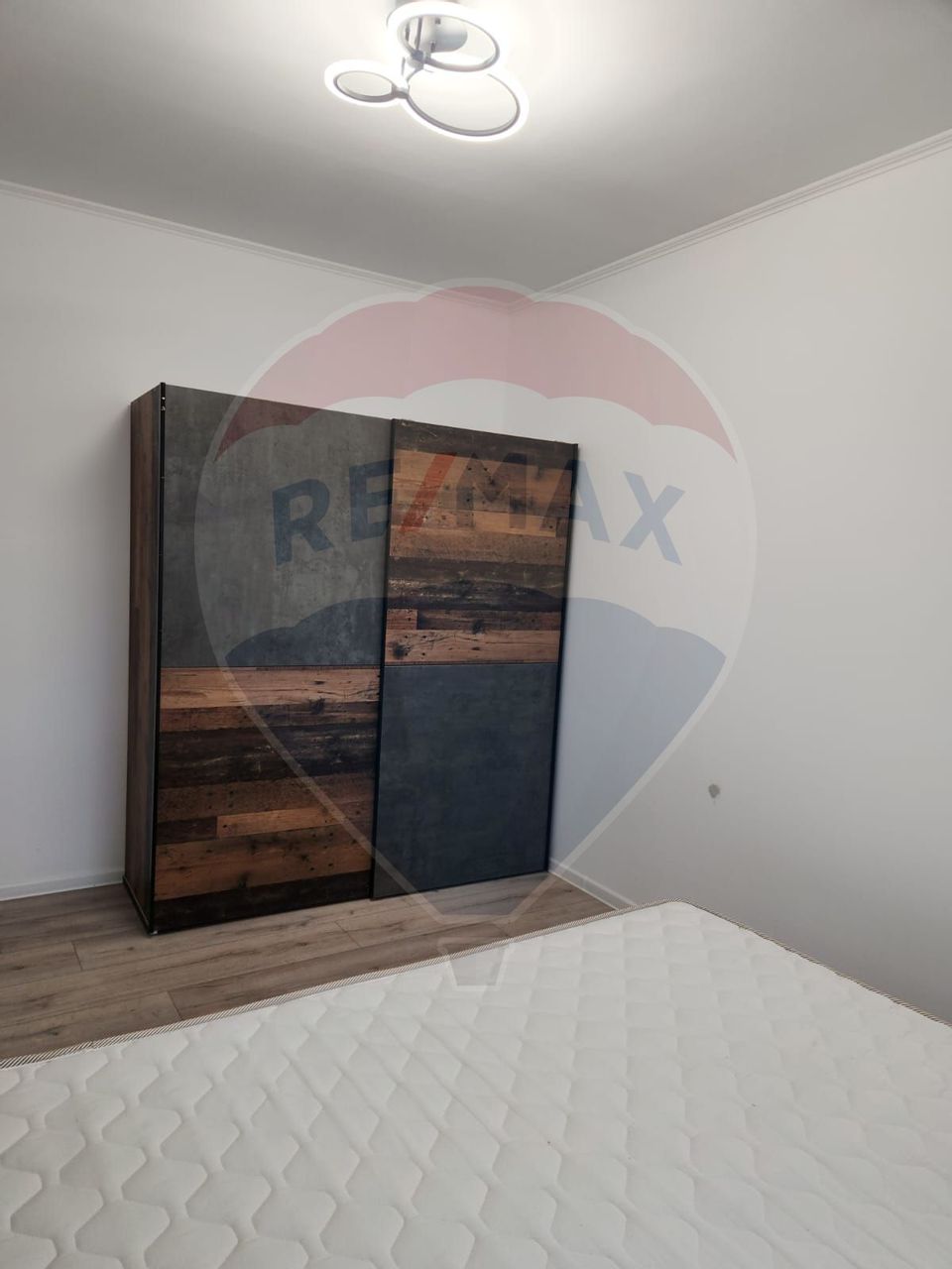 De închiriat: apartament 3 camere, etaj 1 – luminos și confortabil