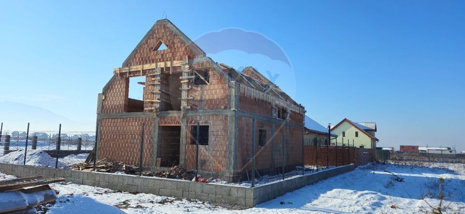 Casă / Vilă la rosu cu 6 camere de vanzare/ zona Sacele