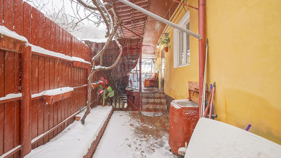 Proprietate cu 2 apartamente și garaj, Schei