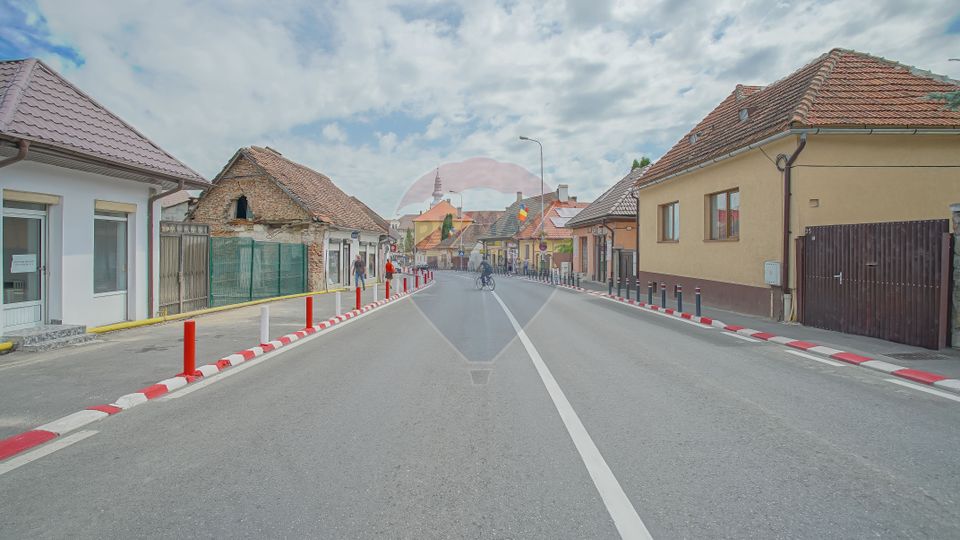 REZERVAT!Spațiu comercial sau de birouri, plus teren, Centru Săcele